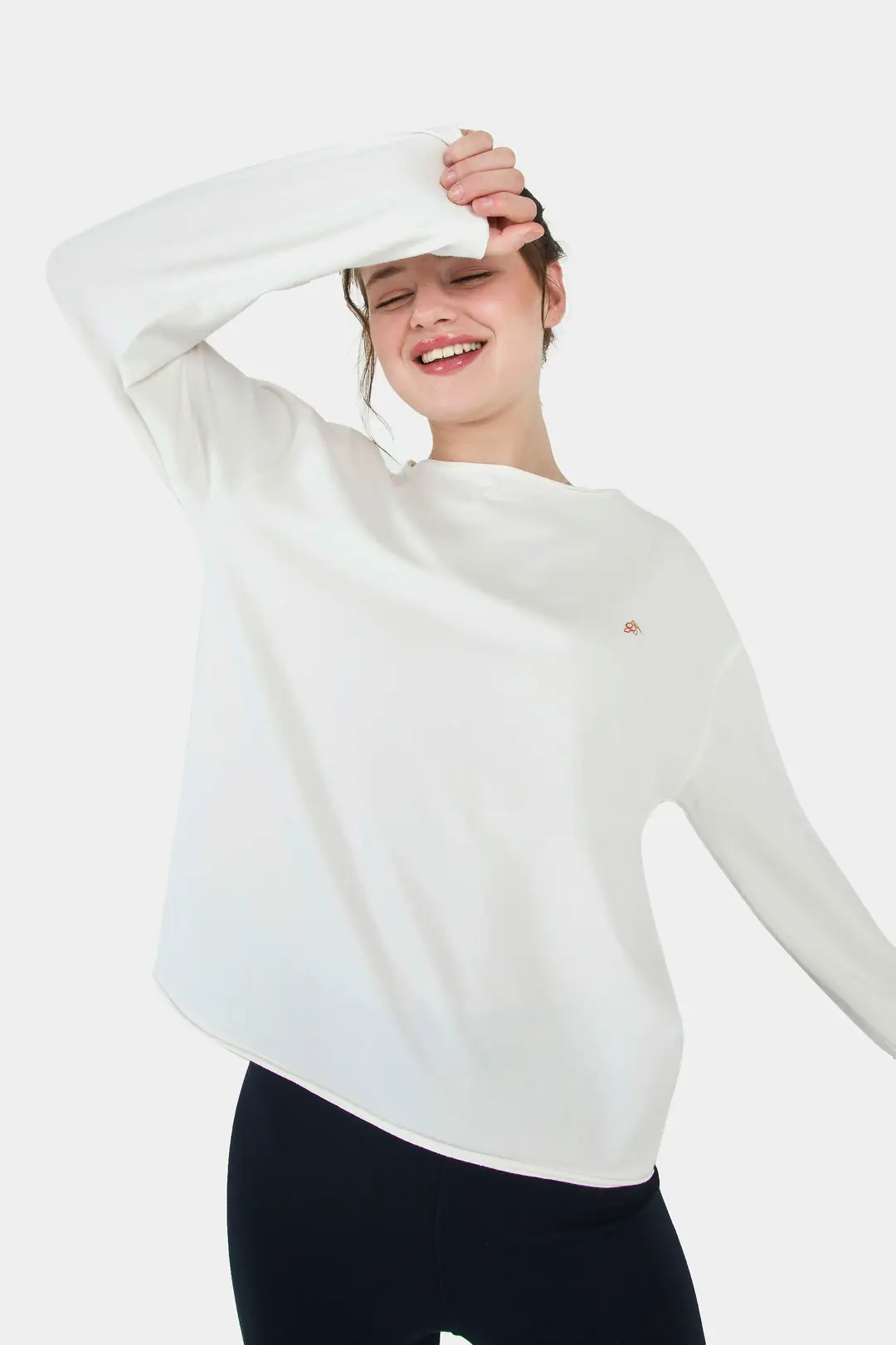 TuSelvey - Likralı Nakışlı Geniş Yaka Uzun Kol Oversize Kadın Basic Tişört - KIRIK BEYAZ