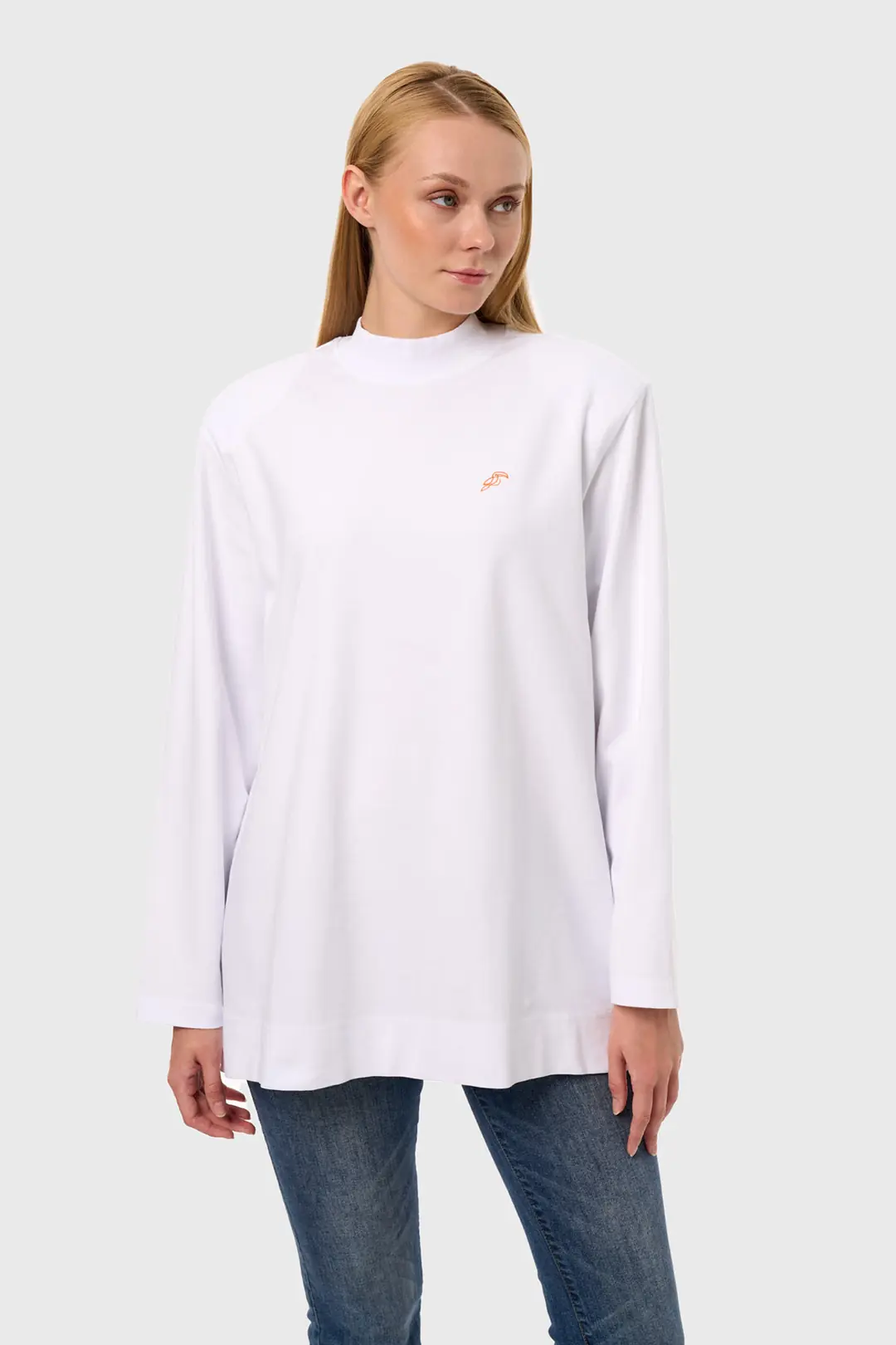 TuRey - Nakışlı Çıt Çıt Vatkalı Dik Yaka Oversize Uzun Kol Kadın Basic Tişört - BEYAZ